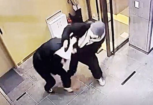 배현진 국민의힘 의원은 지난해 1월 25일 오후 5시쯤 서울 강남구 신사동의 건물 1층에서 10대 중학생 A군으로부터 돌덩이로 머리를 10여차례 가격당했다. 사진은 미성년자인 습격범이 배 의원을 습격하는 모습. 2024.1.25 배현진 의원실 제공