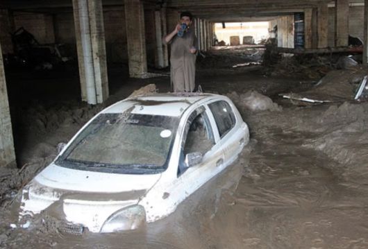 2025년 8월 16일 파키스탄 북부 지역에서 홍수로 인해 침수된 차량과 그 위에 선 주민의 모습. EPA 연합뉴스