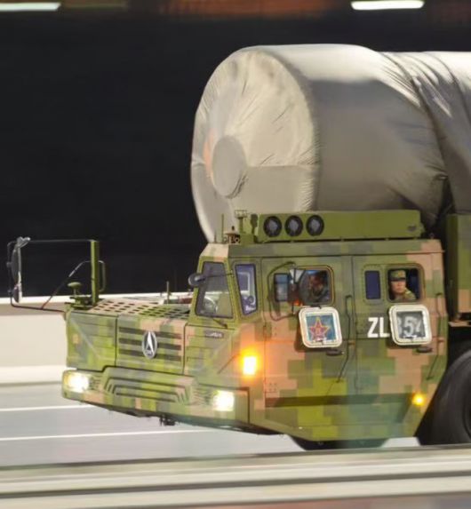 중국이 열병식 예행연습에서 선보인 대형 미사일이 방수포에 싸여 이동하고 있다. 인터넷 커뮤니티 캡처