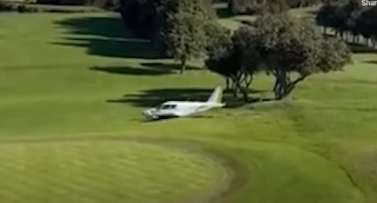 현지시간으로 17일 오후 2시쯤 호주 시드니의 한 골프장으로 비행기가 추락하는 사고가 발생했다. 엑스 영상 캡처