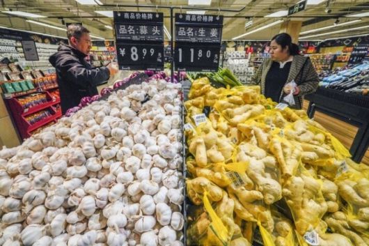 중국 허베이성 쭌화의 한 슈퍼마켓에서 주민들이 물건을 보고 있다. 쭌화 신화 연합뉴스