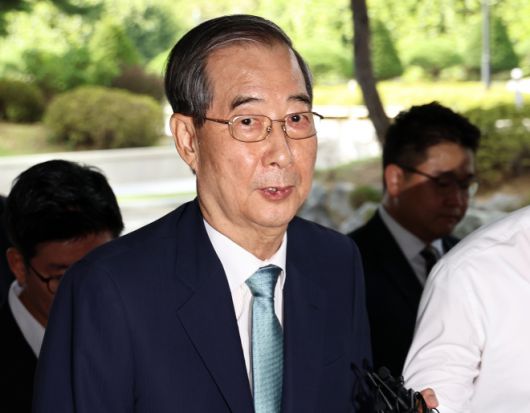 한덕수 전 국무총리가 19일 오전 12·3 비상계엄 사태에 가담·방조한 혐의로 피의자 조사를 받기 위해 서초동 서울고법에 마련된 조은석 특별검사팀(내란특검) 사무실에 출석하고 있다. 2025.8.19 뉴스1