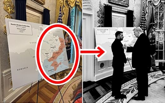 미국 관영 방송 미국의소리(VOA) 백악관 출입기자 출신으로, VOA 해체 후 독일 도이치벨레(DW)로 이적한 미샤 코마도프스키와 댄 스커비노 백악관 부비서실장에 따르면 도널드 트럼프 미국 대통령은 18일(현지시간) 백악관 오벌오피스(집무실)에서 볼로디미르 젤렌스키 우크라이나 대통령과 양자회담 후 유럽 정상들과의 다자회담을 위해 이스트룸으로 자리를 옮기기 전, 17일 기준 러시아군의 우크라이나 영토 통제 현황이 담긴 커다란 지도 앞에서 대화했다. 2025.8.18 엑스