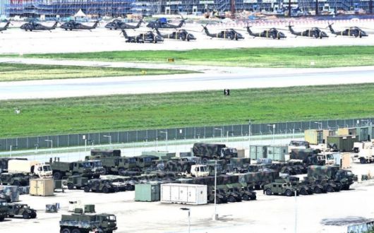 한미 연합훈련인 을지 자유의 방패(UFS·을지프리덤실드) 연습을 하루 앞둔 지난 17일 경기 평택시 주한미군기지 캠프 험프리스에 트럭과 헬기가 계류되어 있다. 뉴시스