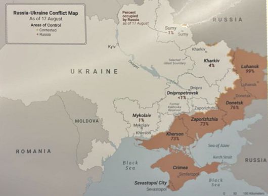 미국 관영 방송 미국의소리(VOA) 백악관 출입기자 출신으로, VOA 해체 후 독일 도이치벨레(DW)로 이적한 미샤 코마도프스키와 댄 스커비노 백악관 부비서실장에 따르면 도널드 트럼프 미국 대통령은 18일(현지시간) 백악관 오벌오피스(집무실)에서 볼로디미르 젤렌스키 우크라이나 대통령과 양자회담 후 유럽 정상들과의 다자회담을 위해 이스트룸으로 자리를 옮기기 전, 17일 기준 러시아군의 우크라이나 영토 통제 현황이 담긴 커다란 지도 앞에서 대화했다. 2025.8.18 엑스
