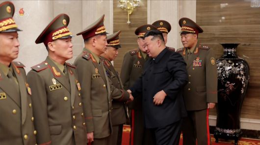 김정은 북한 국무위원장이 지난 20일 당 중앙위원회 본부청사에서 국가표창수여식 참석차 귀국한 해외작전부대 주요 지휘관들을 만났다고 조선중앙TV가 21일 보도했다. 2025.8.21 조선중앙TV 연합뉴스