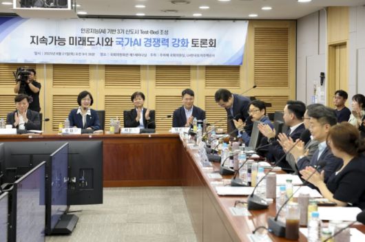 김동연 경기도지사가 21일 국회의원회관에서 추미애 국회의원실과 한국토지주택공사(LH)가 공동 주최한 ‘지속 가능 미래도시와 국가 AI  경쟁력 강화’ 토론회에 참석해 인사하고 있다. (경기도 제공)
