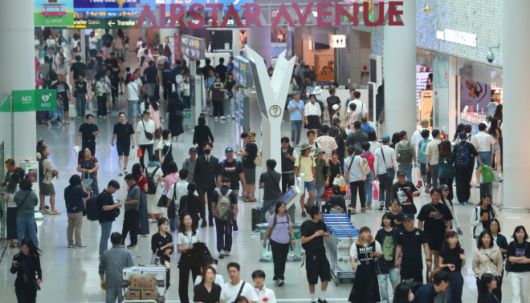 여름휴가 성수기인 1일 인천국제공항 제1여객터미널 면세구역이 해외로 출국하는 탑승객들로 붐비고 있다. 2025.8.1 연합뉴스