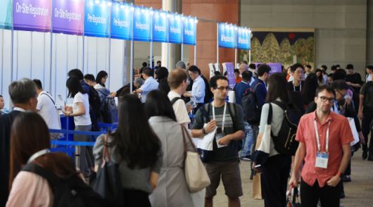 지난 18일 서울 강남구 코엑스에서 열린 세계경제학자대회에서 참가자들이 등록하고 있다. 세계경제학자대회는 세계계량경제학회가 5년에 한 번 개최하는 세계 최대 규모 경제학 학술대회로, 세계 경제학자들의 올림픽 같은 행사다. 연합뉴스