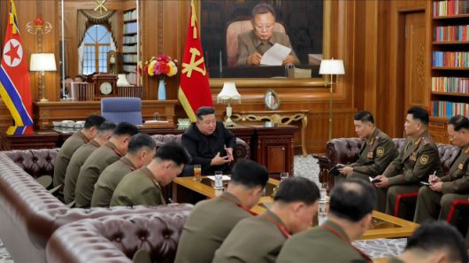 김정은 북한 국무위원장이 지난 20일 당 중앙위원회 본부청사에서 국가표창수여식 참석차 귀국한 해외작전부대 주요 지휘관들을 만났다고 조선중앙TV가 21일 보도했다. 2025.8.21 조선중앙TV 연합뉴스