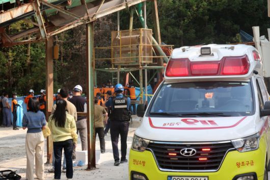 21일 오후 전남 순천시 한 레미콘공장에서 간이탱크 청소작업 중 의식 불명 상태에 빠진 작업자들을 소방대원들이 구조작업하고 있다. 2025.8.21 연합뉴스