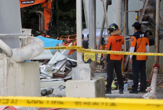 21일 오후 전남 순천시 한 레미콘공장에서 간이탱크 청소작업 중 의식 불명 상태에 빠진 작업자들을 소방대원들이 구조작업하고 있다. 2025.8.21 연합뉴스