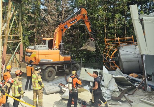 21일 오후 전남 순천시 서면 순천일반산업단지 내 레미콘 공장에서 지상 간이탱크 청소 작업자 3명이 쓰러져 소방 당국이 구조 작업을 하고 있다. 2025.8.21 연합뉴스