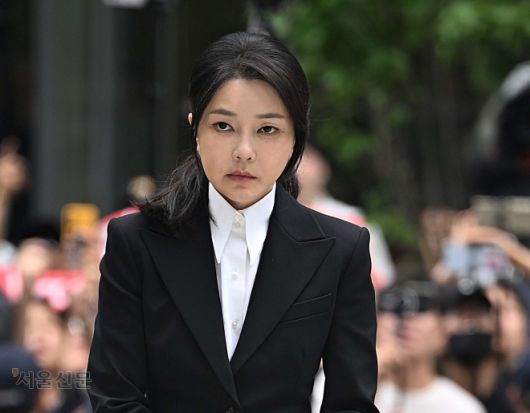 윤석열 전 대통령 부인 김건희 여사가 6일 서울 종로구 민중기 김건희 특별검사팀 사무실에 자본시장법 위반 등 혐의 피의자 신분으로 출석하고 있다. 2025.8.6 오장환 기자