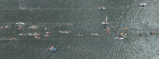 23일 서울 한강 잠실대교 남단 일대에서 열린 2025 한강크로스스위밍챌린지에서 참가자들이 힘껏 헤엄치고 있다. 2025.8.23 오장환 기자