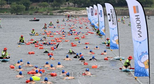 23일 서울 한강 잠실대교 남단 일대에서 열린 2025 한강크로스스위밍챌린지에서 참가자들이 힘껏 헤엄치고 있다. 2025.8.23 오장환 기자