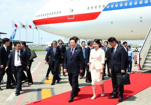 이재명 대통령 부부, 일본 도착 - 1박2일 일정으로 일본을 방문하는 이재명 대통령과 김혜경 여사가 23일 일본 도쿄 하네다공항에 도착해 이동하고 있다. 2025.8.23 연합뉴스