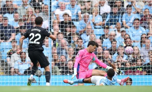 맨체스터 시티의 골키퍼 제임스 트래포드가 23일(한국시간) 영국 맨체스터의 에티하드 스타디움에서 열린 2025~26 잉글랜드 프리미어리그(EPL) 2라운드 토트넘과의 홈 경기에서 브레넌 존슨에게 실점하고 있다. EPA 연합뉴스