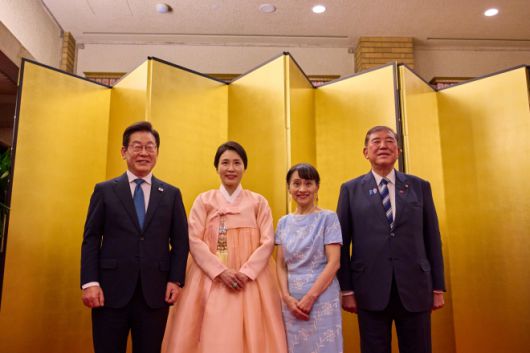 1박2일 일정으로 일본을 방문한 이재명 대통령과 김혜경 여사가 23일 일본 도쿄 총리 관저에서  이시바 시게루 일본 총리, 부인 이시바 요시코 여사와 양국 정상 부부 친교 행사를 하며 기념촬영을 하고 있다. 2025.8.24 공동취재