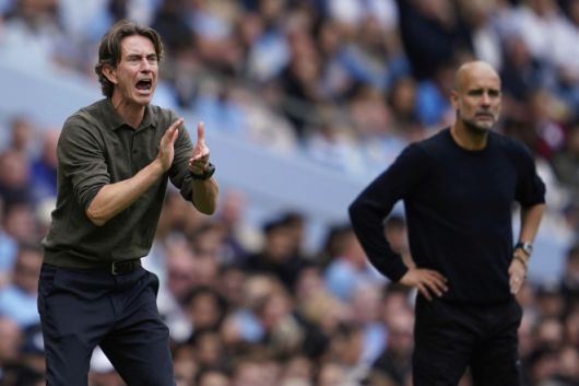 토마스 프랑크 토트넘 감독이 23일(한국시간) 영국 맨체스터의 에티하드 스타디움에서 열린 2025~26 잉글랜드 프리미어리그(EPL) 2라운드 맨체스터 시티와의 원정 경기에서 선수들을 독려하고 있다. AP 연합뉴스