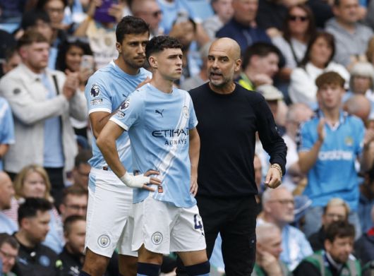 펩 과르디올라 맨체스터 시티 감독이 23일(한국시간) 영국 맨체스터의 에티하드 스타디움에서 열린 2025~26 잉글랜드 프리미어리그(EPL) 2라운드 토트넘과의 홈 경기에서 필 포든과 로드리를 교체 투입하고 있다. 로이터 연합뉴스