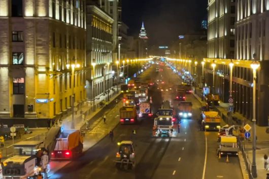 지난 16일(현지시간) 러시아 모스크바 중심가 트베르스카야-얌스카야 1번가에서 인도 교체 공사가 진행되고 있다. 전쟁특수로 늘어난 재정 지출은 사회 인프라 정비와 지역 개발로도 이어지고 있다. 타스 연합뉴스