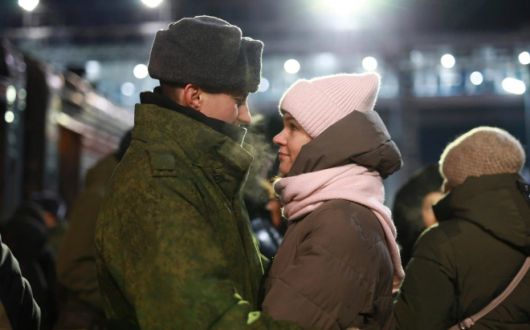 2022년 12월 2일(현지시간) 러시아 서시베리아 튜멘의 한 철도역에서 우크라이나 전선 배치를 앞둔 징집병과 그의 연인이 포옹하고 있다. 군 계약병에 대한 막대한 보수는 지역 소비와 경제 성장으로 이어지고 있다. AP 연합뉴스