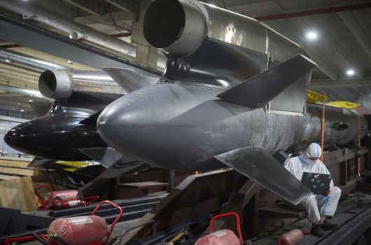 우크라이나의 비밀 공장에서 근로자들이 ‘플라밍고(Flamingo)’ 순항미사일을 점검하고 있다. 2025년 8월 18일, 우크라이나. AP 연합뉴스