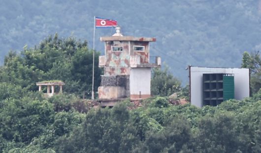 김여정 북한 노동당 부부장이 20일 이재명 대통령의 실명을 거론하며 “역사의 흐름을 바꾸어놓을 위인이 아니다”라고 저격했다. 사진은 20일 경기 파주시 접경지역에서 바라본 북한 초소와 대남 확성기. 2025.8.20 뉴스1