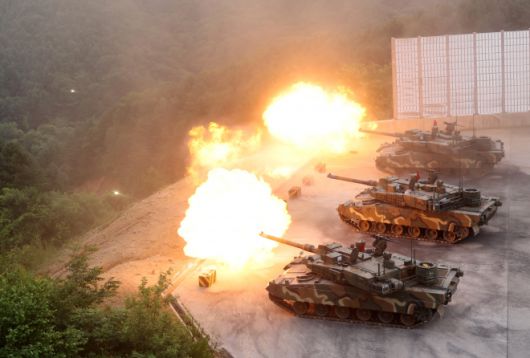 불 뿜는 K2 전차 - 3일 강원 홍천군 매봉산 훈련장에서 열린 육군 11기동사단 주관 지역 안보 관계관·주민 초청 행사에서 K2 전차가 표적을 향해 사격하고 있다. 2025.7.3 연합뉴스