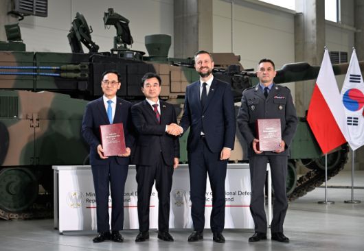 폴란드서 열린 K2 전차 2차 이행계약 서명식 참석한 안규백 국방부 장관 - 안규백 국방부 장관이 1일(현지시간) 폴란드 글리비체에서 열린 K2 전차 2차 이행계약 서명식에서 기념 촬영하고 있다. 2025.8.2 국방부 제공.