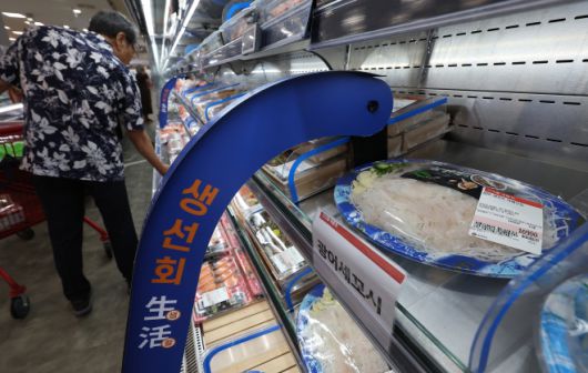 서울 한 대형마트에 광어 세꼬시 등이 진열돼 있다. 2025.7.27 연합뉴스