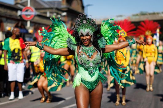 영국 런던에서 열린 노팅힐 카니발 퍼레이드에서 참가자들이 화려한 의상을 입고 공연을 펼치고 있다. 노팅힐 카니발은 유럽 최대 규모의 거리 축제로, 카리브 역사와 문화를 기념하는 지역 축제다. EPA 연합뉴스