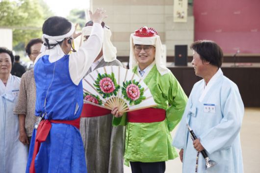 26일 김동연 경기지사가 양주별산대놀이마당에서 공연의상을 입고 기념 촬영을 하고 있다. (경기도 제공)