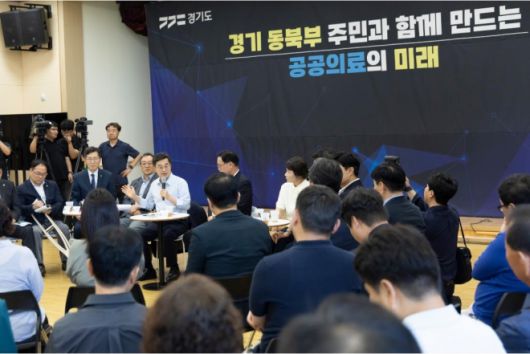 26일 양주 옥정호수도서관에서 열린 공공의료원 설립 현장 설명회에서 김동연 경기도지사가 간담회를 주재하고 있다. (경기도 제공)