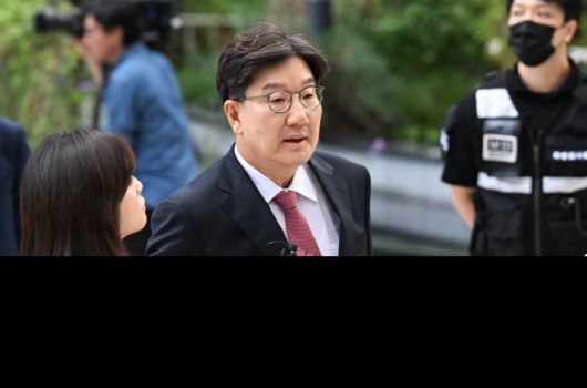 통일교 청탁 의혹을 받는 권성동 국민의힘 의원이 27일 서울 종로구 KT광화문빌딩에 마련된 김건희 여사 관련 의혹을 수사하는 민중기 특별검사팀 사무실에 피의자 신분으로 출석하고 있다. 2025.8.27 홍윤기 기자