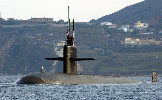 미 해군 로스앤젤레스급 핵추진 공격잠수함 ‘뉴포트뉴스(SSN-750)’가 크레타섬 수다만을 출항하고 있다. 사진은 미 해군 병사들이 갑판 경계 근무를 수행하는 모습. 2004년 10월 25일 촬영,.미 해군/폴 파레리 제공, 퍼블릭 도메인