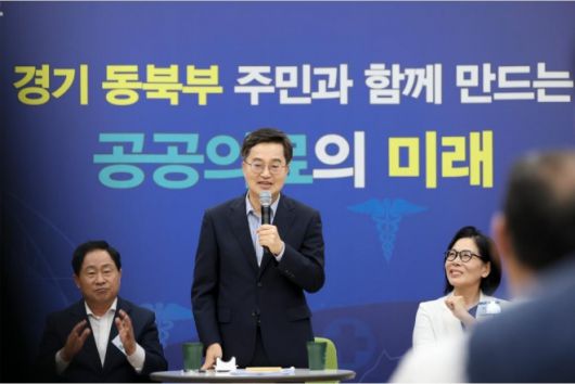 27일 남양주 호평평내행정복지센터에서 열린 동북부 공공의료원(남양주) 설립 현장 설명회에서 김동연 경기도지사가 인사말을 하고 있다. (경기도 제공)
