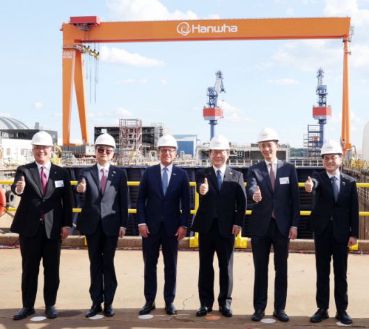 이재명 대통령이 26일(현지시간) 미국 필라델피아 한화필리조선소를 방문해 한미 양국 간 조선 협력 의지를 강조했다. 조선소 현장 시찰을 마치고 기념 촬영을 하고 있는 이 대통령과 참석자들. 왼쪽부터 데이비드 김 한화필리조선소 대표, 조현 외교부 장관, 조슈아 셔피로 펜실베이니아 주지사, 이 대통령, 김동관 한화그룹 부회장, 김정관 산업통상자원부 장관.  필라델피아 뉴시스