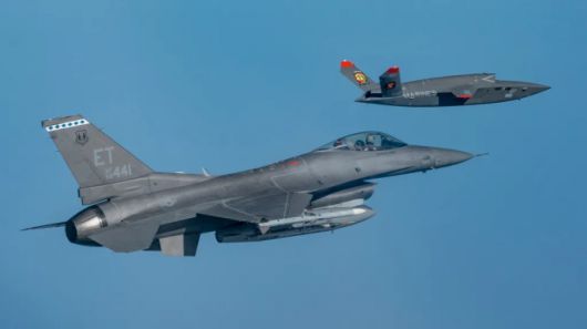 미 해병대 소속 XQ-58A ‘발키리’가 2023년 10월 플로리다주 에글린 공군기지 상공에서 미 공군 F-16 전투기와 함께 시험 비행을 실시하고 있다. 출처=미 공군