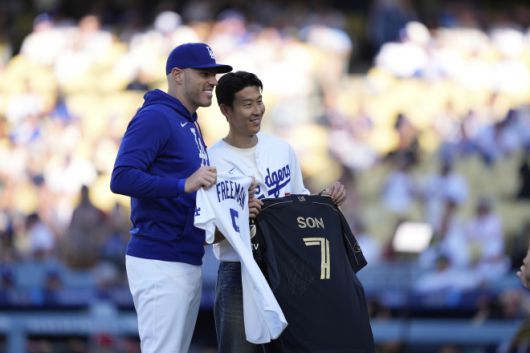 로스앤젤레스(LA) FC 공격수이자 한국 축구 국가대표팀 주장 손흥민이 27일(현지시간) 미국 캘리포니아주 로스앤젤레스 다저스타디움에서 열린 2025 메이저리그 LA 다저스 대 신시내티 레즈 경기에 앞서 진행한 시구 행사에서 시구자로 나섰다. 손흥민이 시구를 마친 뒤 시포자로 나선 투수 블레이크 스넬(왼쪽)과 기념사진을 찍고 있다. 2025.8.27 로스앤젤레스 AP 연합뉴스