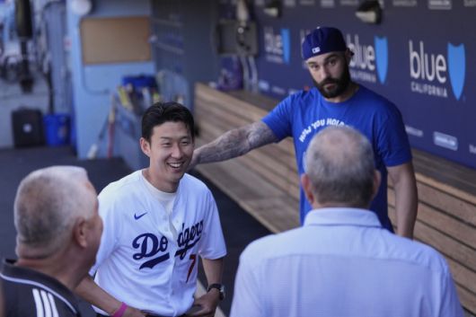 로스앤젤레스(LA) FC 공격수이자 한국 축구 국가대표팀 주장 손흥민이 27일(현지시간) 미국 캘리포니아주 로스앤젤레스 다저스타디움에서 열린 2025 메이저리그 LA 다저스 대 신시내티 레즈 경기에 앞서 진행한 시구 행사에서 시구자로 나섰다. 손흥민이 시구에 앞서 LA 다저스 더그아웃을 찾아 투수 태너 스캇(오른쪽) 등과 인사하고 있다. 2025.8.27 로스앤젤레스 AP 연합뉴스