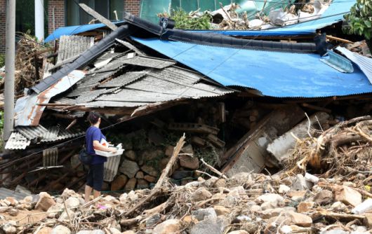 [수정본] ‘망연자실’ - 20일 경남 산청군 산청읍 외정마을에 폭우와 산사태로 토사가 흘러내려 주택 등이 파손되는 등 아수라장을 방불케 하고 있다.  2025.7.20/뉴스1