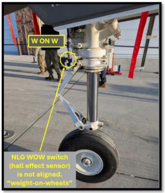 F-35 전투기 전방 착륙장치(NLG)에 장착된 ‘무게 감지 센서(WoW)’ 위치를 표시한 사진. 이번 사고에서는 해당 센서가 기체를 지상에 있는 것으로 잘못 인식해 추락 원인으로 작용했다. 미 공군 제공