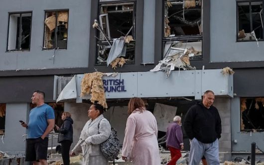 지난 27일~28일 우크라이나 키이우에 있는 유럽연합(EU) 대표부 건물과 영국문화원 건물이 있는 곳으로 러시아의 미사일이 연이어 내리꽂혔다. 사진은 파손된 영국문화원 앞에 서 있는 사람들. 로이터 연합뉴스