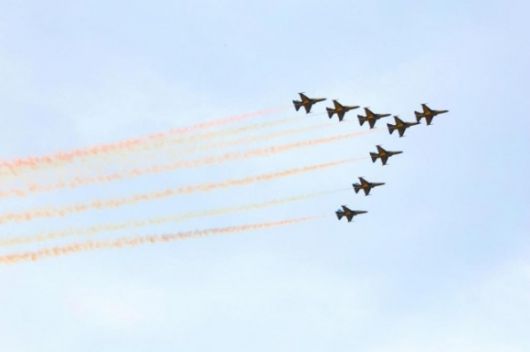 2024년 5월 8일 울산대공원 현충원 상공에서 공군 특수비행 팀 블랙이글스가 고(故) 김도현 중령을 추모하는 비행을 하고 있다. 울산시 제공