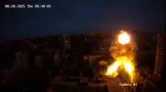 지난 27일~28일 우크라이나 키이우에 있는 유럽연합(EU) 대표부 건물과 영국문화원 건물이 있는 곳으로 러시아의 미사일이 연이어 두 번 떨어지는 모습.