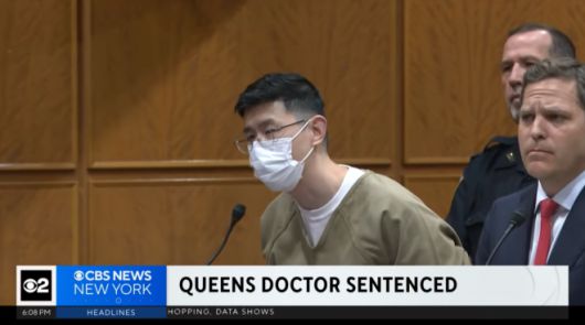 미국 뉴욕시 한 병원에서 근무하며 여성 환자들을 상대로 약물을 먹이고 성폭행을 일삼아 온 의사 즈 앨런 청(34)이 지난 28일(현지시간) 퀸스지방법원에서 “극악무도한 범죄에 대해 피해자들에게 사과한다”고 말하고 있다. 미국 CBS 보도화면 캡처