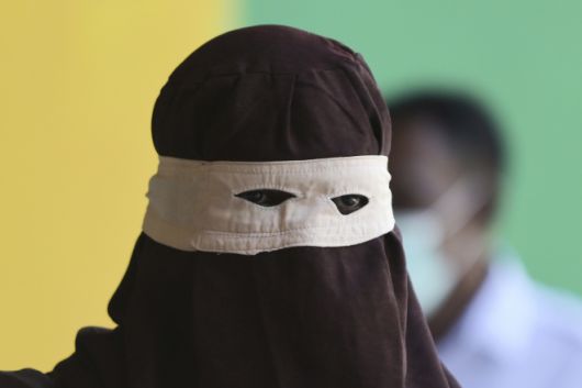 지난 26일(현지시간) 인도네시아 아체주 반다아체에서 진행된 태형 집행에 참석한 두건을 쓴 집행관. 2025.8.26 AP 연합뉴스