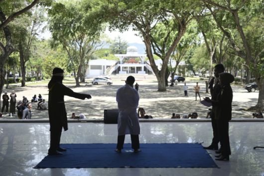 지난 26일(현지시간) 인도네시아 아체주 반다아체에서 태형 집행관이 공원 화장실에서 다른 남성과 키스해 샤리아(이슬람 율법)를 위반한 혐의로 유죄 판결을 받은 남성에게 등나무 지팡이로 매질을 하고 있다. 2025.8.26 AP 연합뉴스